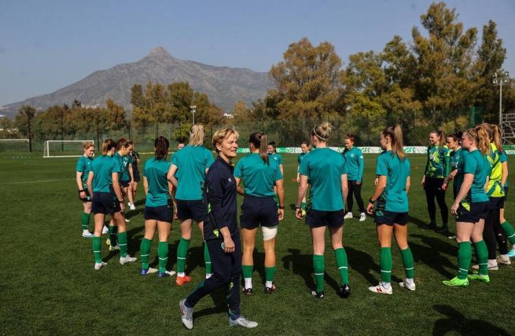 华为怎么样换手机字体
:外媒：声援加拿大女足，爱尔兰女足对阵中国女足将佩戴紫色腕带