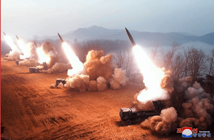 怎么辨认苹果13三网通版:六弹齐发：朝鲜首次公开新型战术弹道导弹齐射训练照片-第1张图片-太平洋在线下载