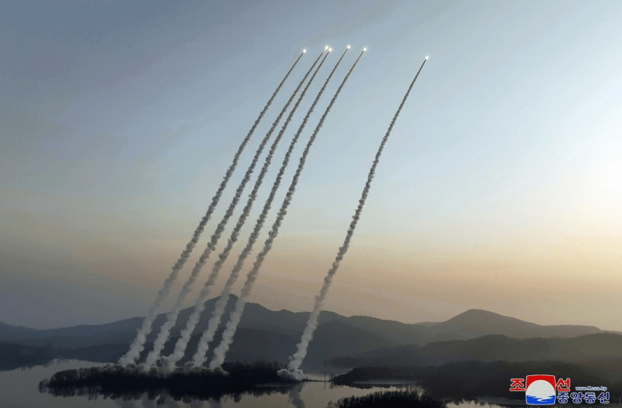 怎么辨认苹果13三网通版:六弹齐发：朝鲜首次公开新型战术弹道导弹齐射训练照片-第2张图片-太平洋在线下载