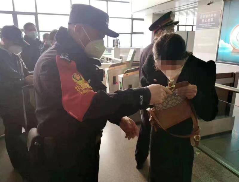 苹果韩版查找朋友:北京铁警提示旅客出行时要保管好财物防遗失